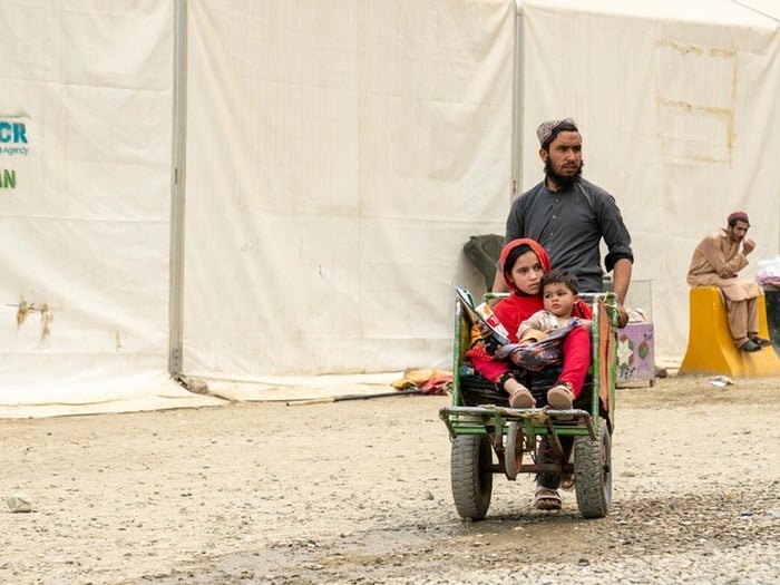 Hadigul lleva a sus hermanas pequeñas, Sabria y Freshta, mientras retornan a Afganistán. A pesar de las dificultades a las que se han enfrentado, esta familia tan unida demuestra su fortaleza y resiliencia en esta nueva etapa.