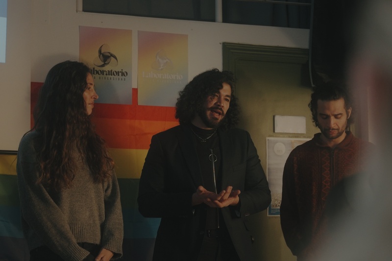 Ru y Kevin, junto a Fernanda Espuga, referente de protección comunitaria de ACNUR en España, durante una de las sesiones teóricas de Diversidad en Acción.