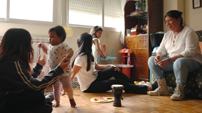 Clara visita a su hija y nietas en su casa, en Valladolid.