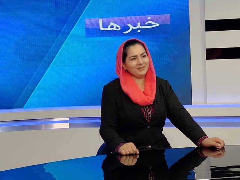 Khadija Amin, presentando el informativo matinal del canal de televisión pública de Afganistán, en 2021.