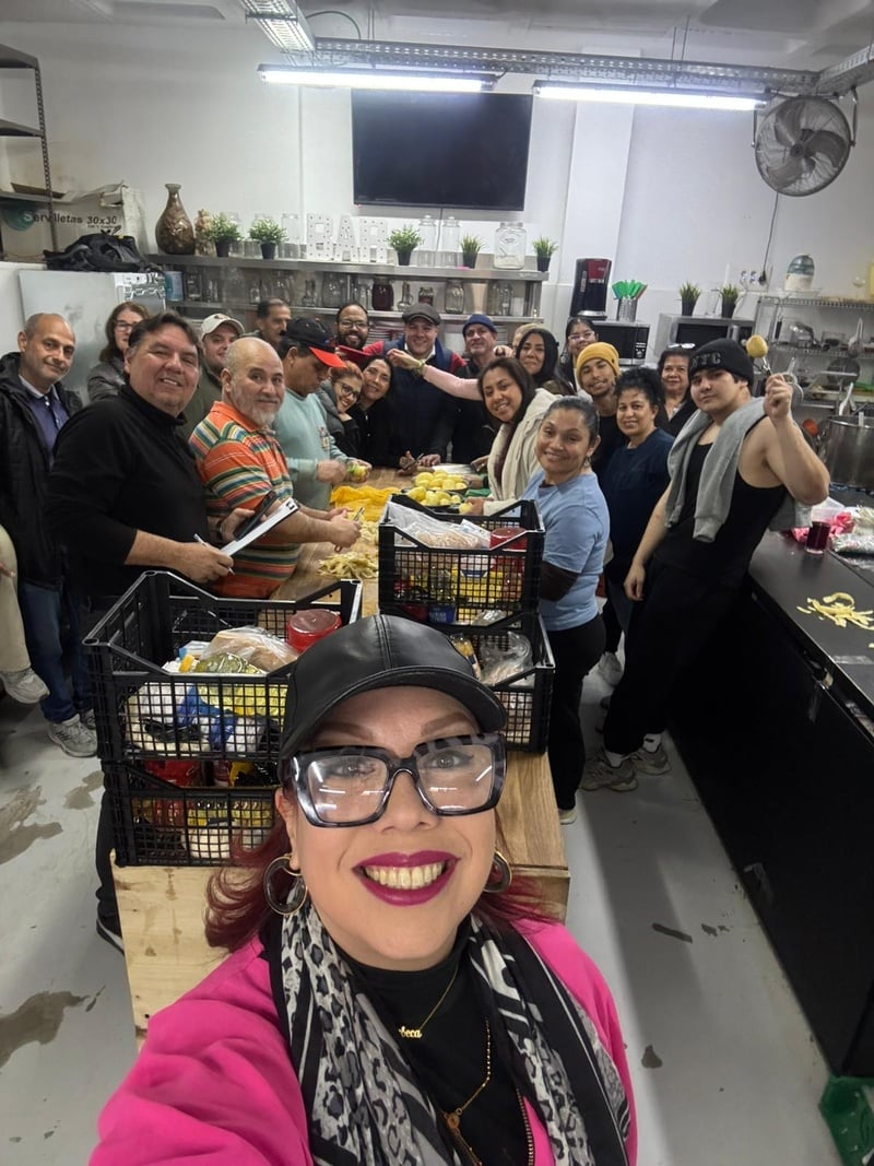 Reparto de alimentos en la sede de Refugiados Sin Fronteras.