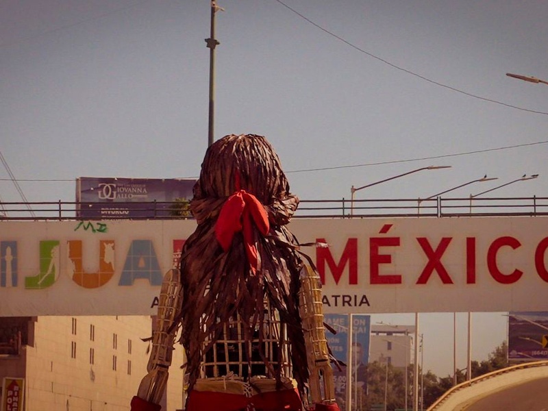La pequeña Amal cerca de la frontera entre Estados Unidos y México, en Tijuana.