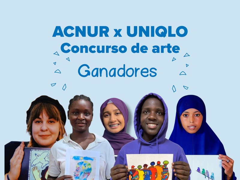 Cinco personas, cuatro chicas y un chico, sonríen a la cámara; cada una muestra una ilustración
