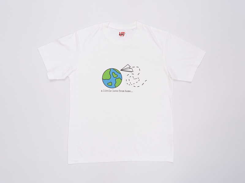Imagen de una camiseta con estampado de un avión de papel sobrevolando el planeta Tierra
