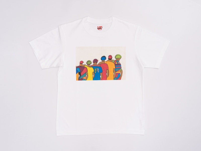 Imagen de una camiseta con estampado de seis personas dándose un abrazo