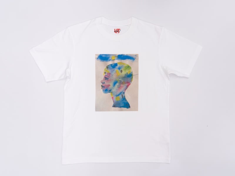 Imagen de una camiseta con estampado del perfil de una persona