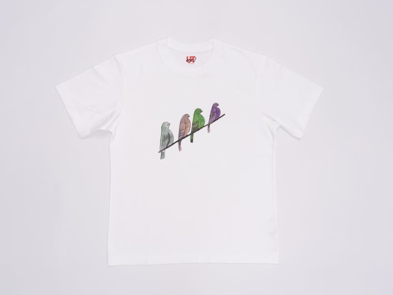Imagen de una camiseta con estampado de cuatro aves que resposan, una a lado de la otra, sobre un cable