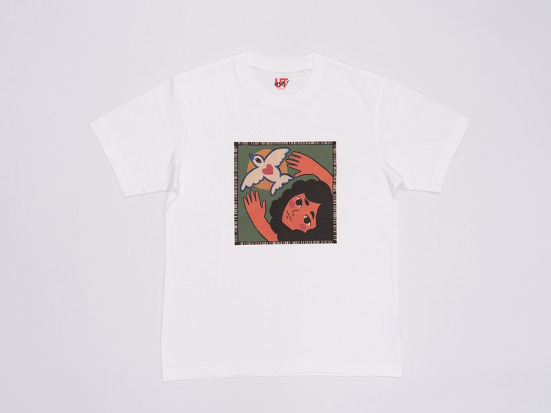Imagen de una camiseta con estampado de una niña y un ave