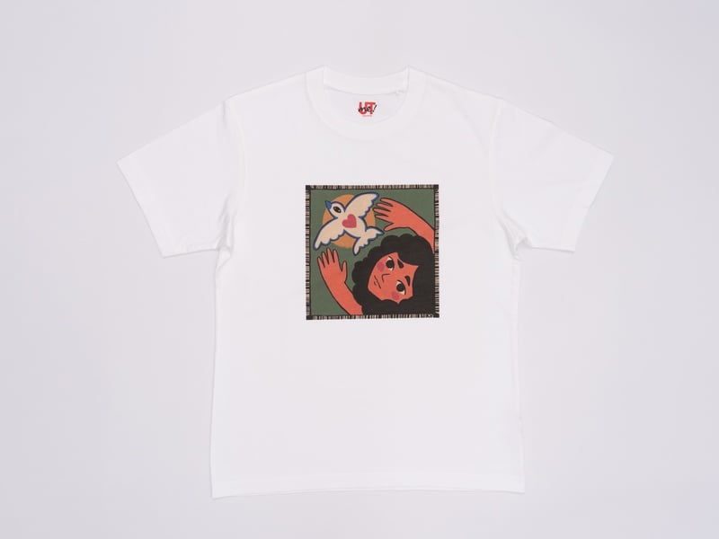 Imagen de una camiseta con estampado de una niña y un ave