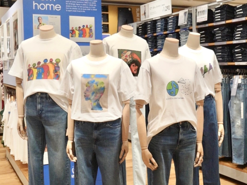 En cinco maniquíes se muestran las camisetsa que ganaron el concurso