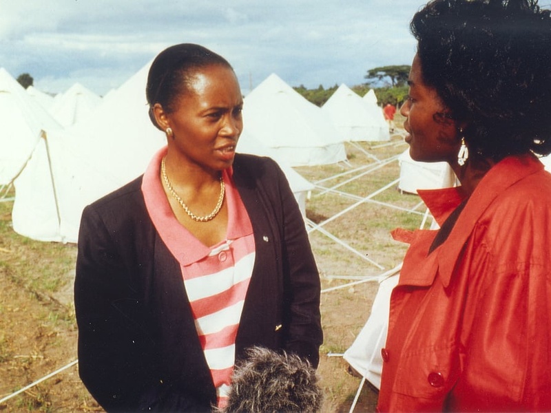 Dos mujeres negras conversan en un campamento de refugiados
