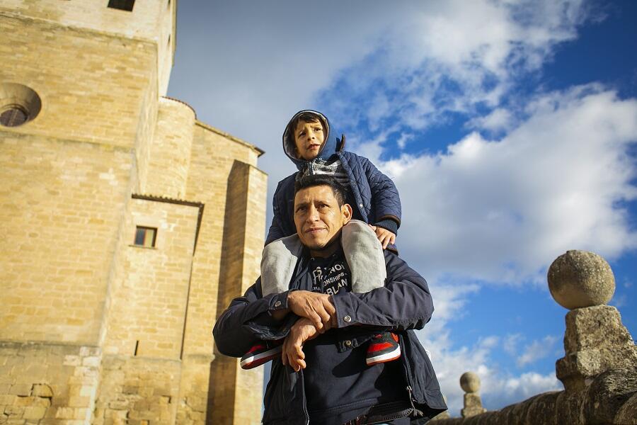 Ángel y Santi, durante un paseo familiar por Pareja, Guadalajara.