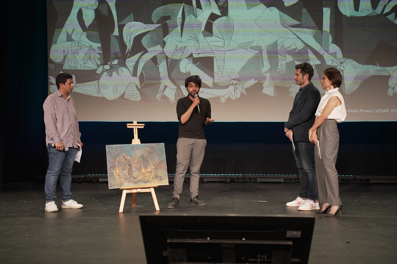 Monaf Andiwi, artista de Siria, y Yousef Al Dubai, poeta yemení, ambos refugiados, presentan sus obras inspiradas en el Guernica.