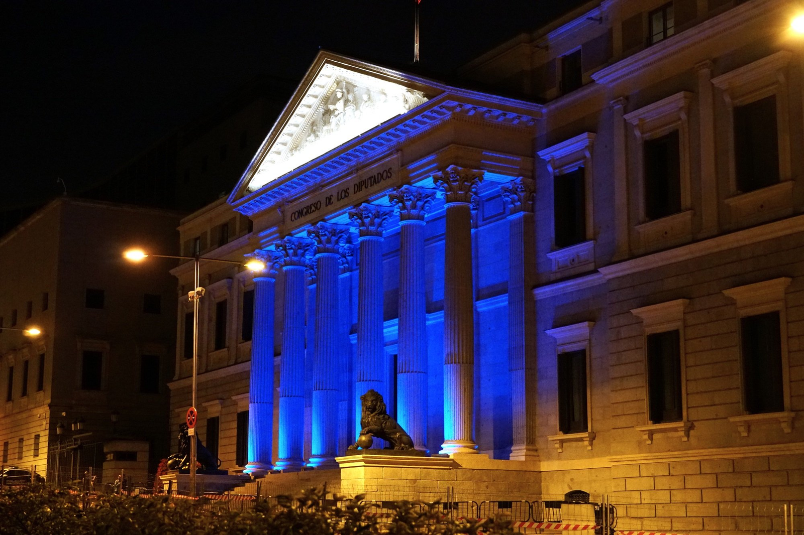 Edificio iluminado de azul en Madrid, España