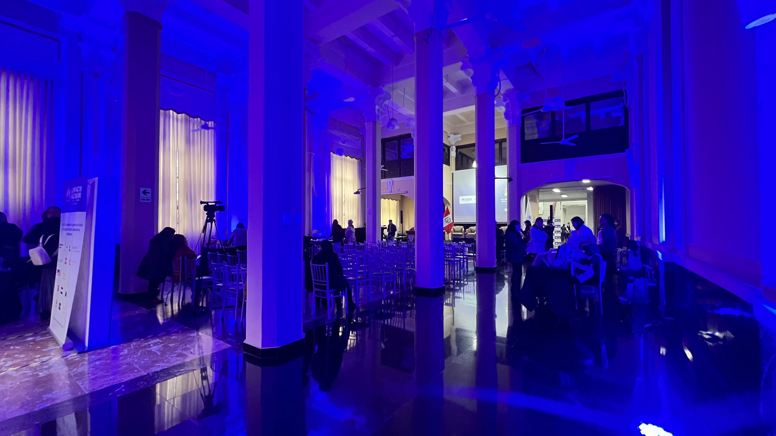 Interior de un recinto iluminado de azul