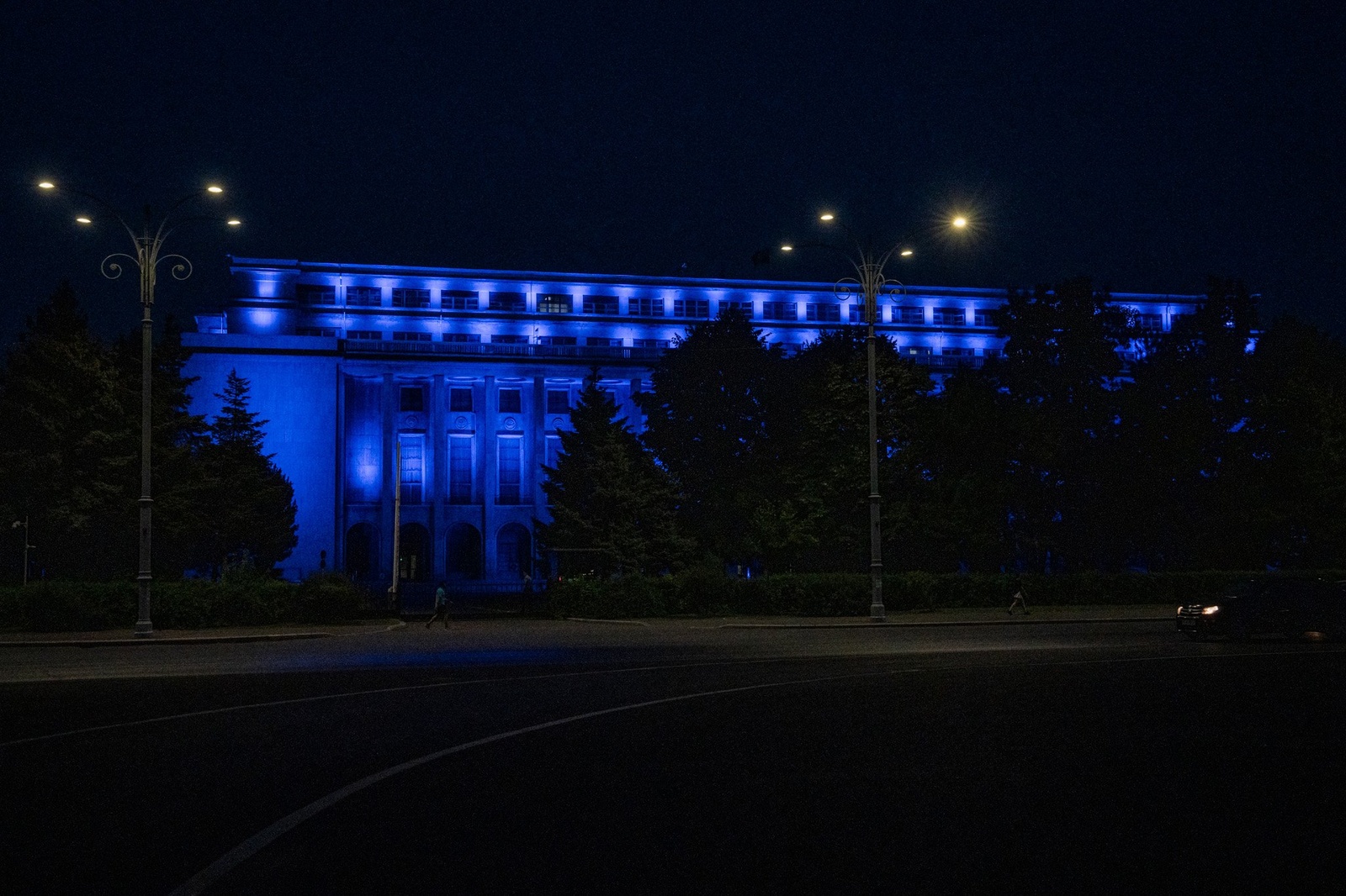 Edificio del Gobierno rumano en Bucarest iluminado de azul