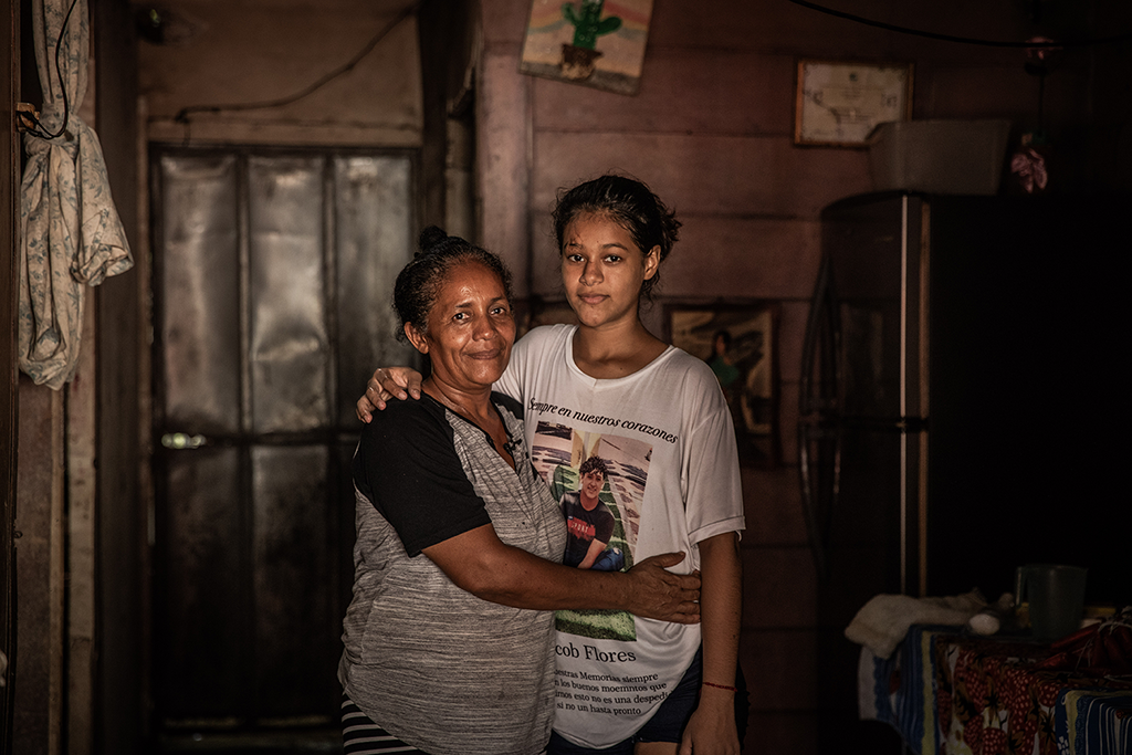 Una mujer y una niña posan para una foto abrazándose.