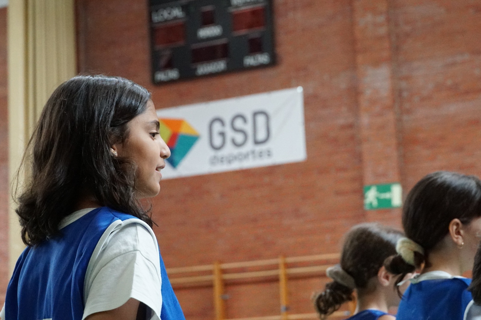 Una niña de perfil en el polideportivo GSD Vallecas.