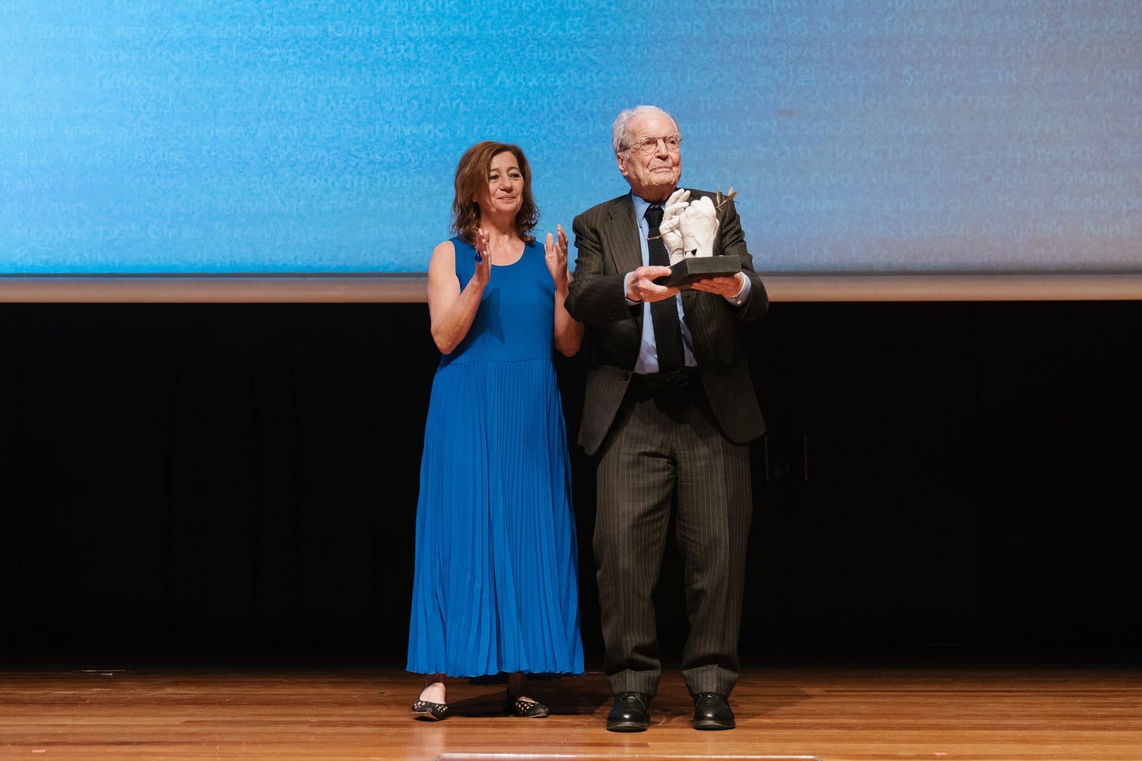 Antonio Garrigues Walker recibió el reconocimiento a su compromiso con las personas refugiadas de manos de la presidenta del Congreso de los Diputados, Francina Armengol.
