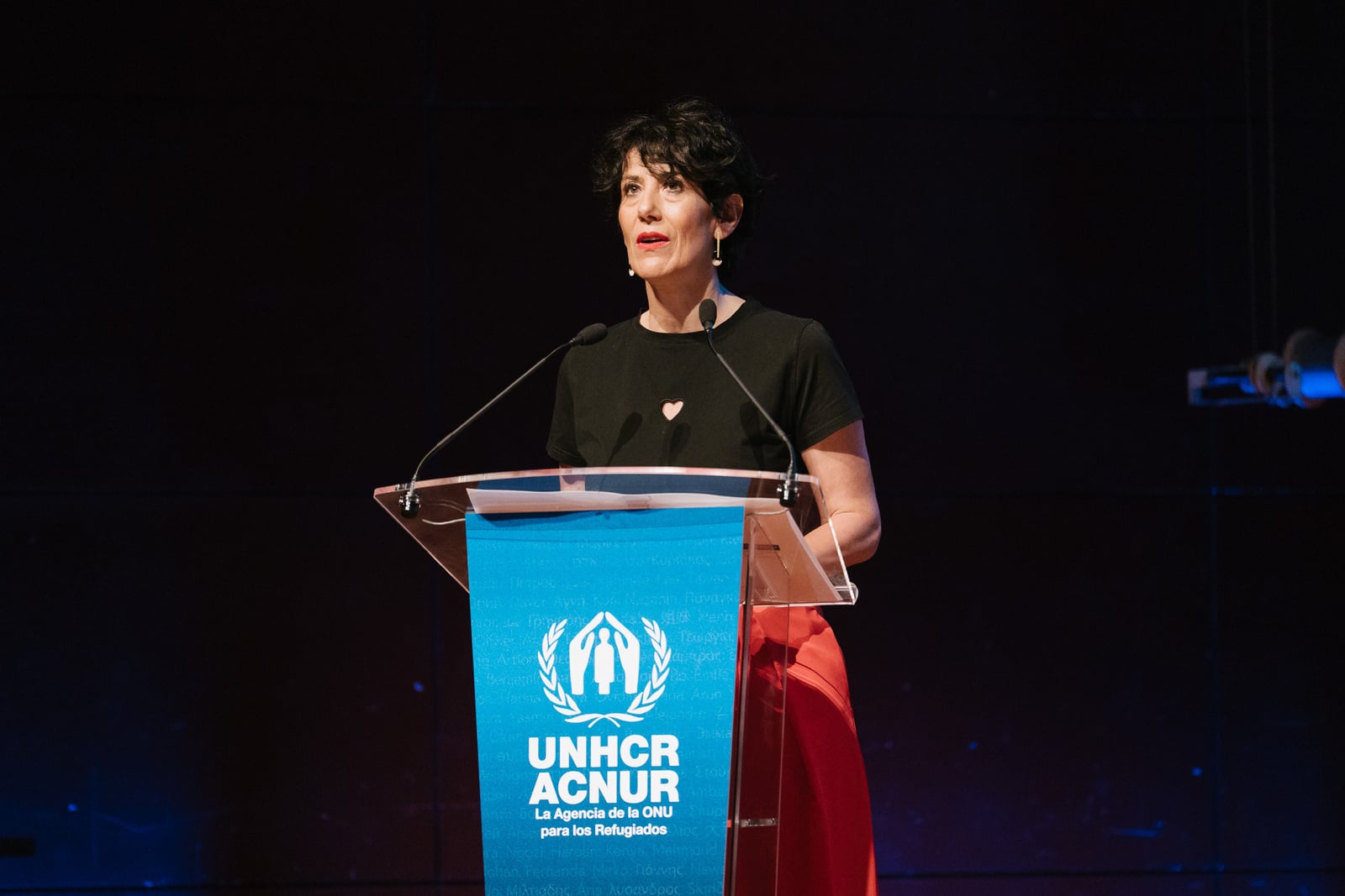La ministra de Inclusión, Seguridad Social y Migraciones, Elma Saiz, clausuró la ceremonia reafirmando el compromiso de España con la acogida y la integración de las personas refugiadas.