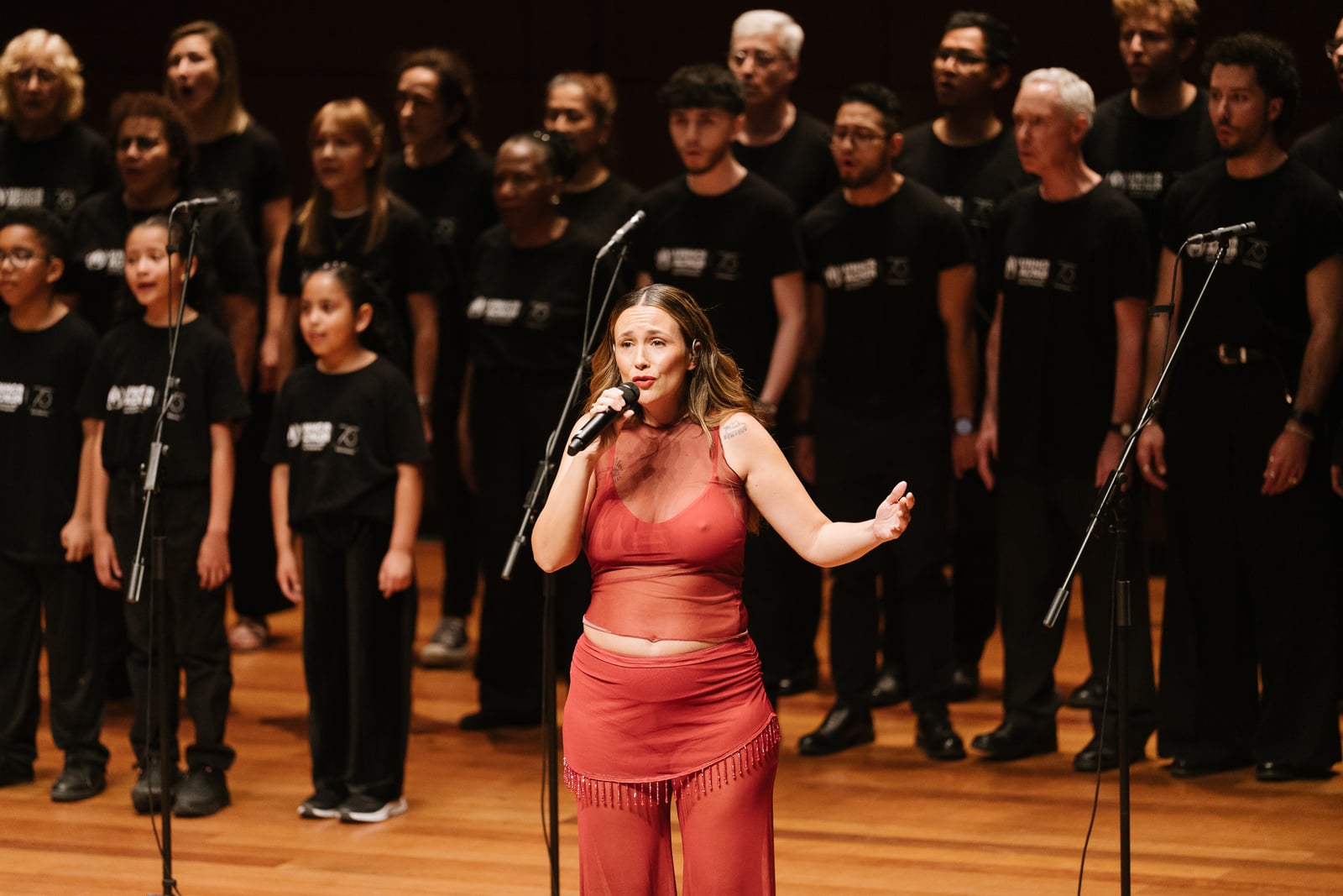 Rigoberta Bandini en un momento de su actuación junto al Coro y Orquesta Música Sin Fronteras, proyecto impulsado por ACNUR, y el Coro Xenakis, acompañados por músicos de la Orquesta de la Universidad Politécnica de Madrid. 