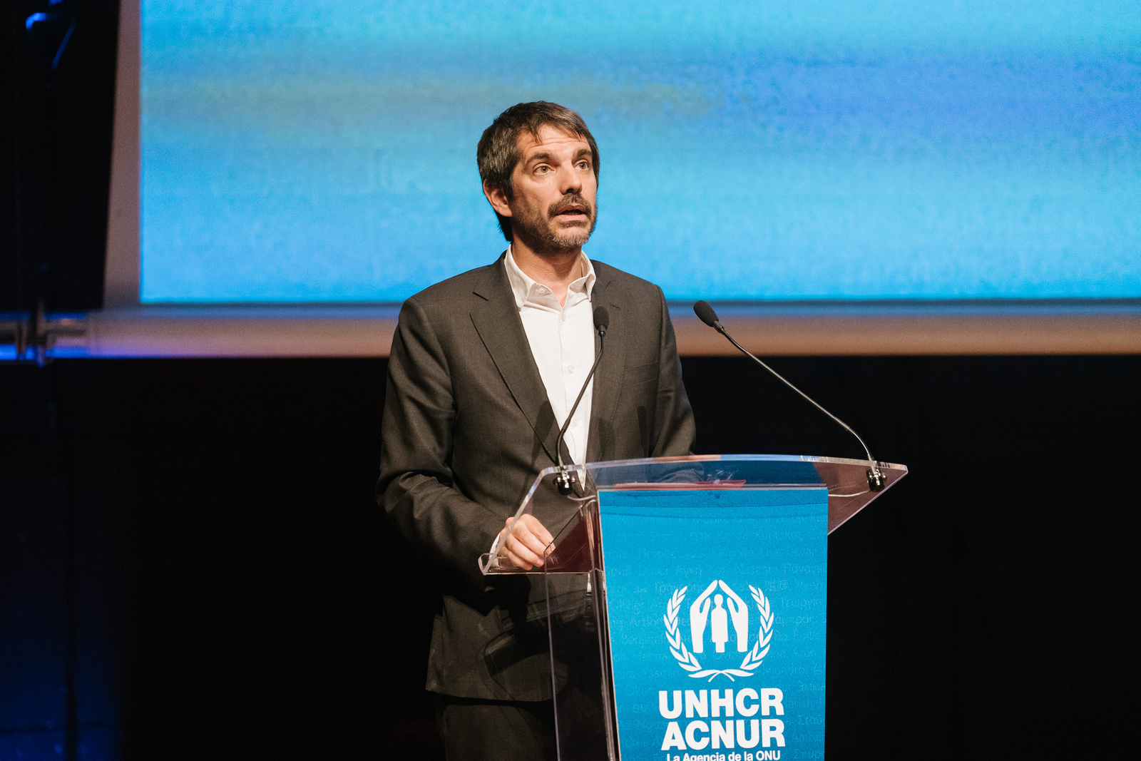 El ministro de Cultura, Ernest Urtasun, encargado de inaugurar el acto, recordó que el Museo Reina Sofía es de memoria sobre los conflictos y sus consecuencias.