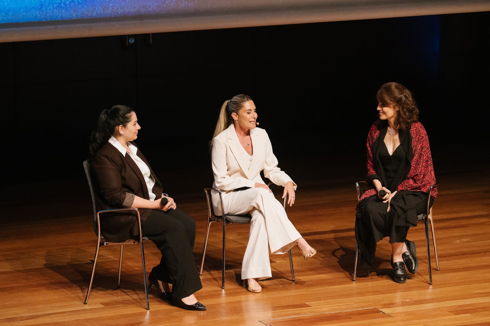 Aihoa Arbizu conversó con Khadija Amin, periodista afgana, y Linda Alahmad, cantante siria, ambas refugiadas en España.