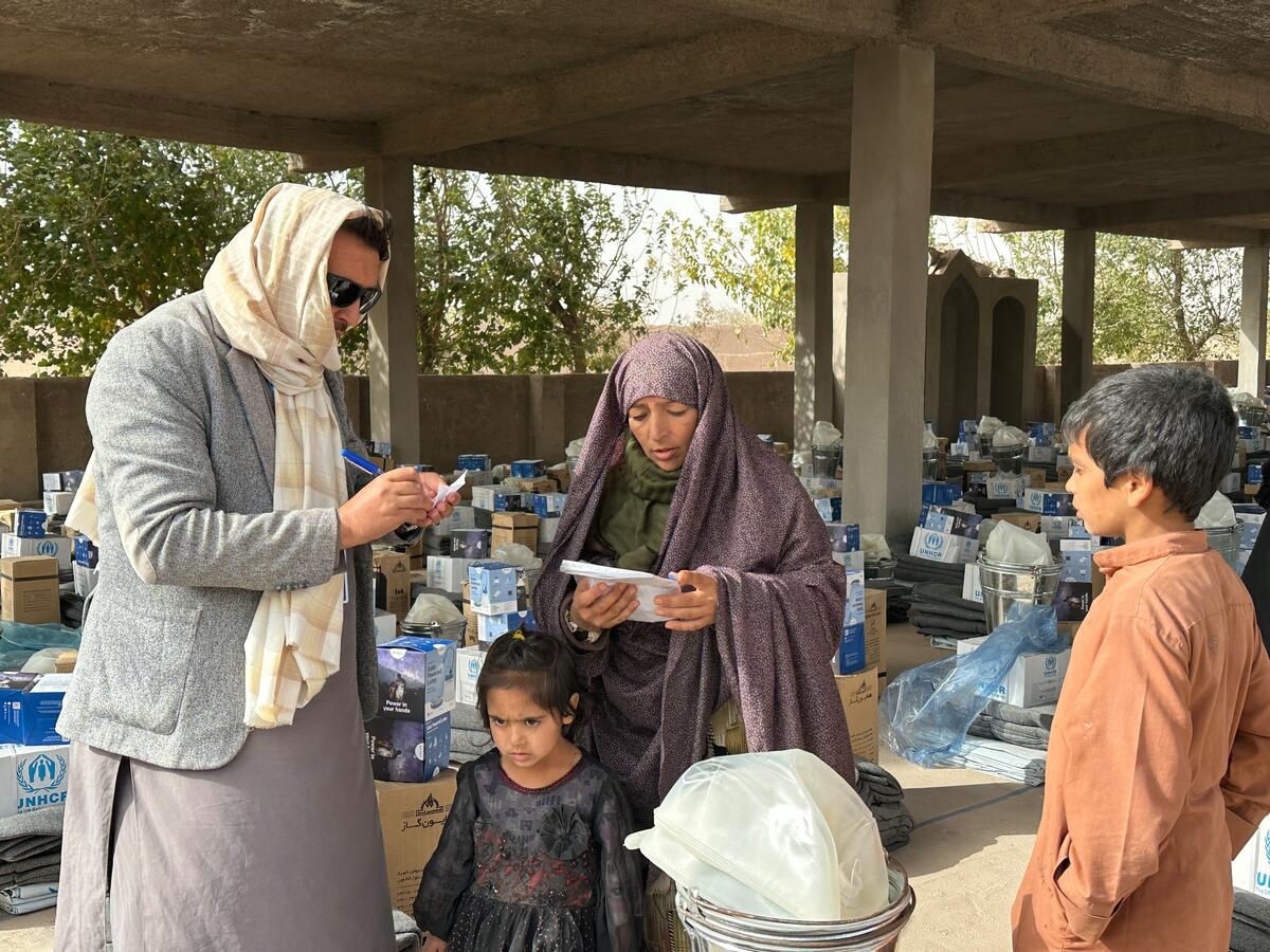 ACNUR y sus socios intensifican la asistencia para las familias afectadas por una serie de terremotos en Herat, al oeste de Afganistán.