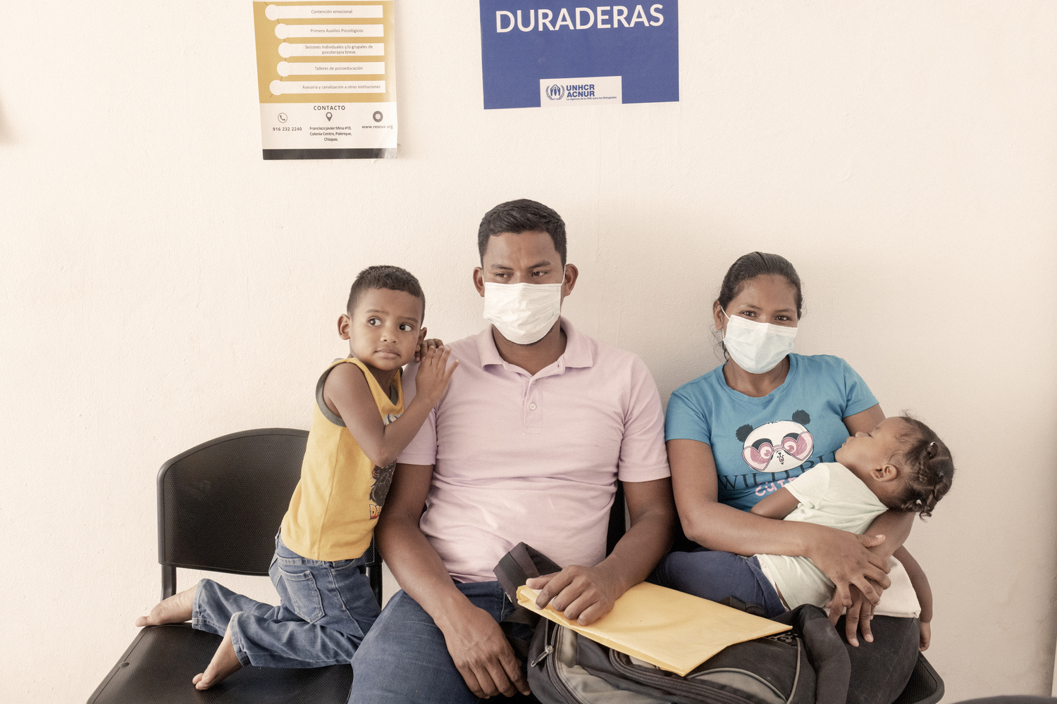 Una pareja con mascarillas y sus dos hijos pequeños.