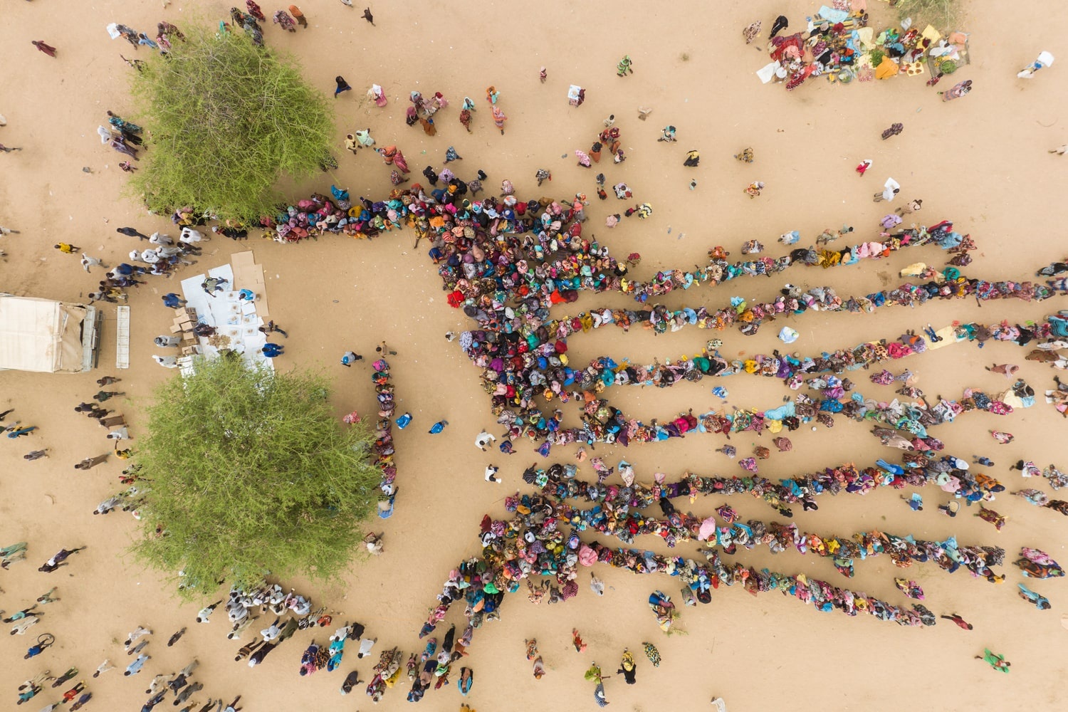 Vista aérea de personas que hacen fila para recibir asistencia en Chad
