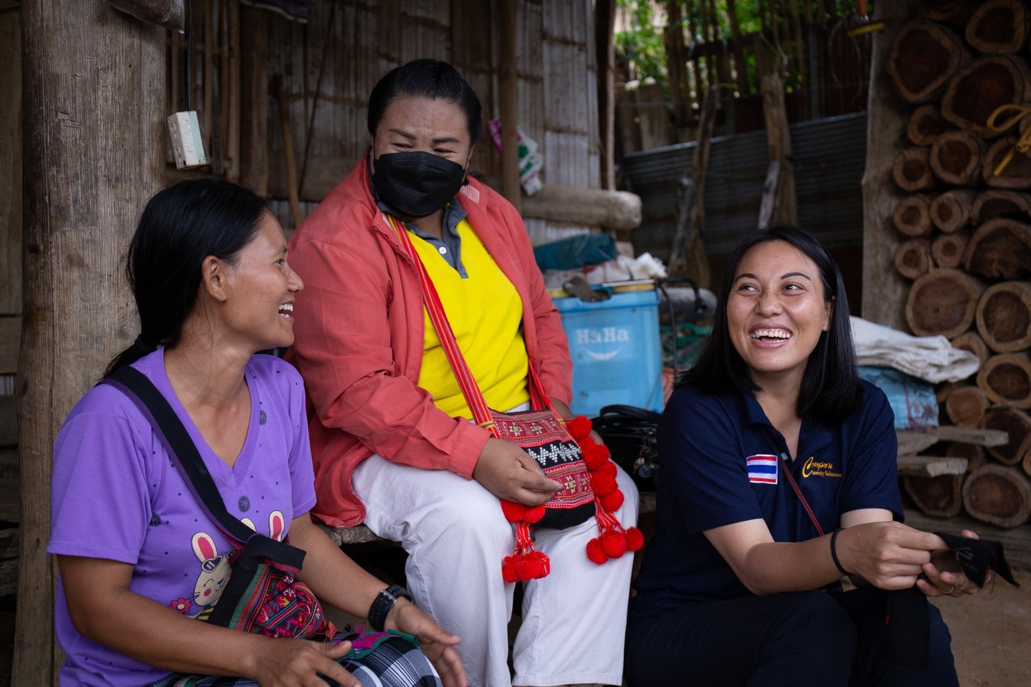 Tres mujeres sentadas están riendo