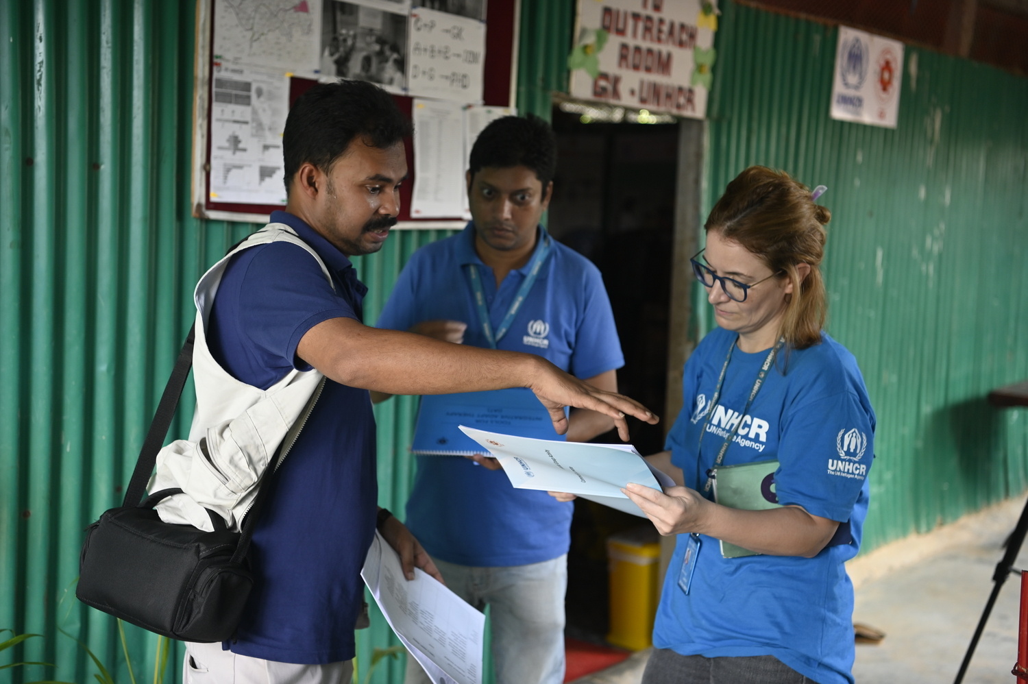 Personal de salud mental de ACNUR y sus socios en un centro de atención primaria para refugiados rohingyas en Cox's Bazar, Bangladesh