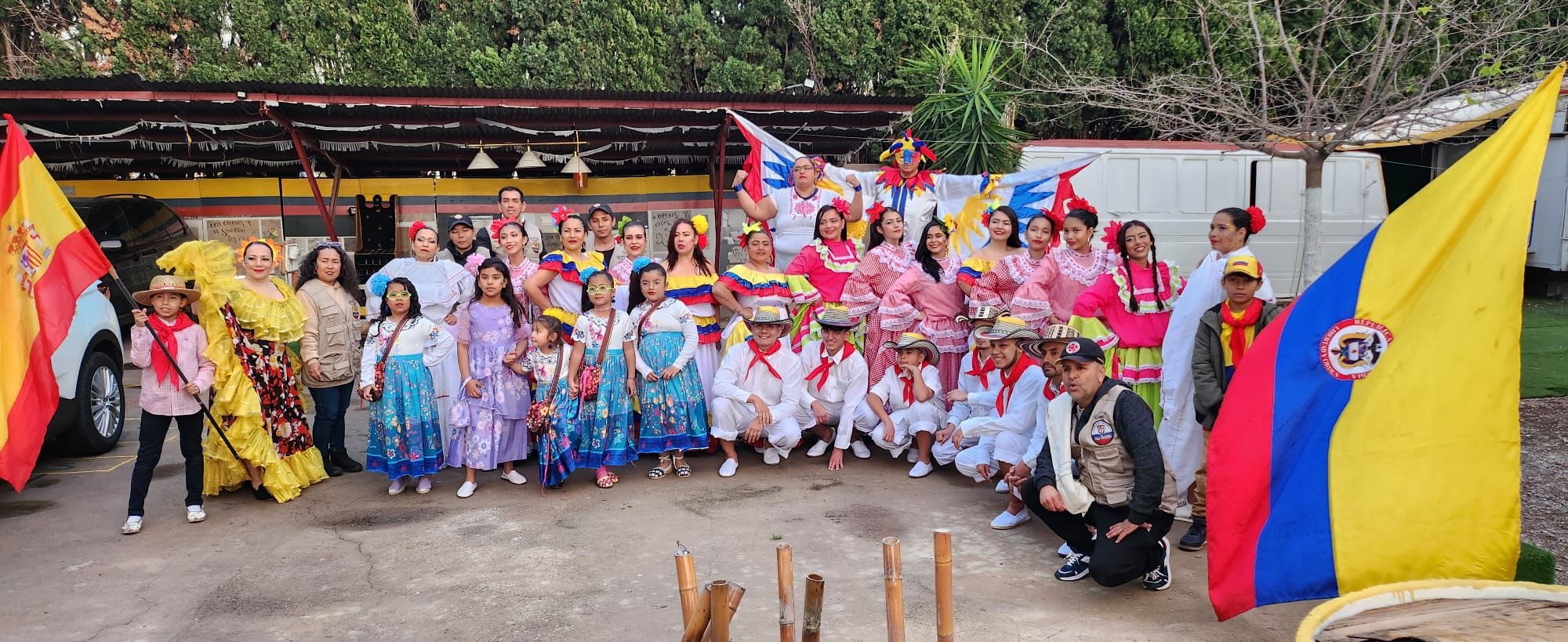 Participantes de una actividad organizada por la Asociaci&oacute;n Villacolombia en abril de 2024.