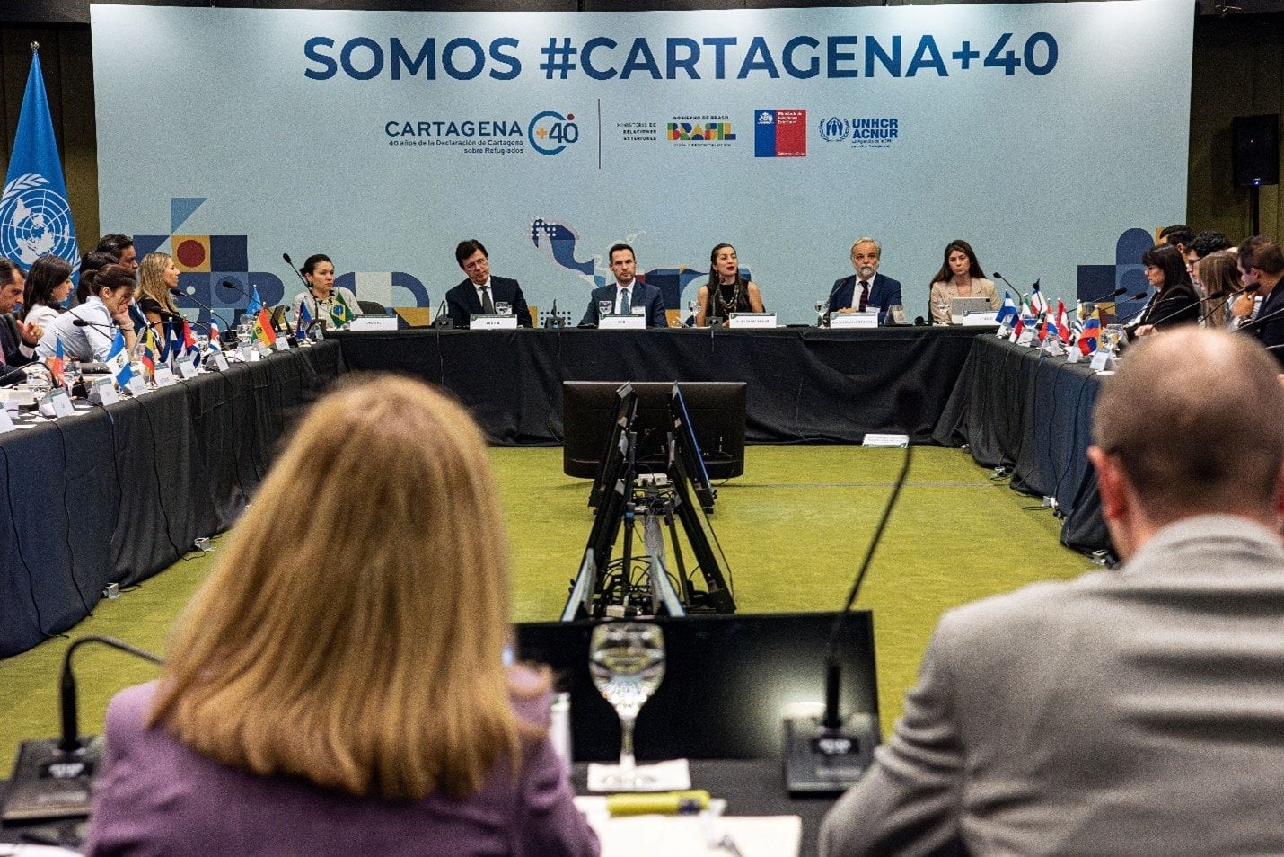 Un momento de la consulta: representantes de gobiernos e instituciones conversando en una sala.