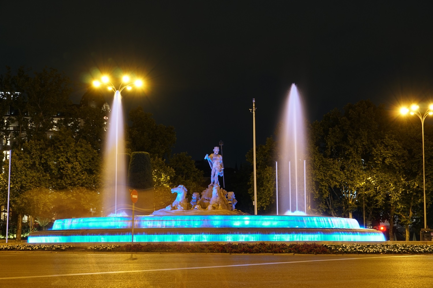 La fuente de Neptuno, en Madrid, iluminada de azul.