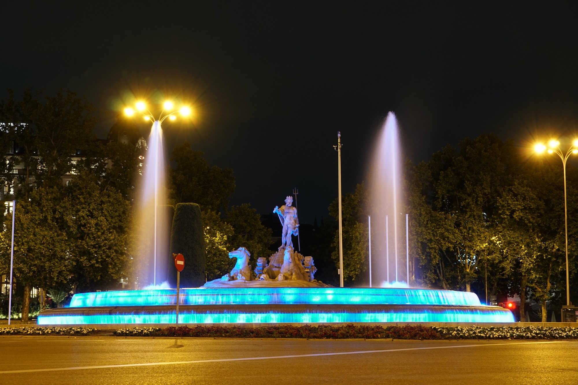 The Neptune Fountain in Madrid was one of more than half a hundred monuments and emblematic buildings that were lit up blue in solidarity with refugees.