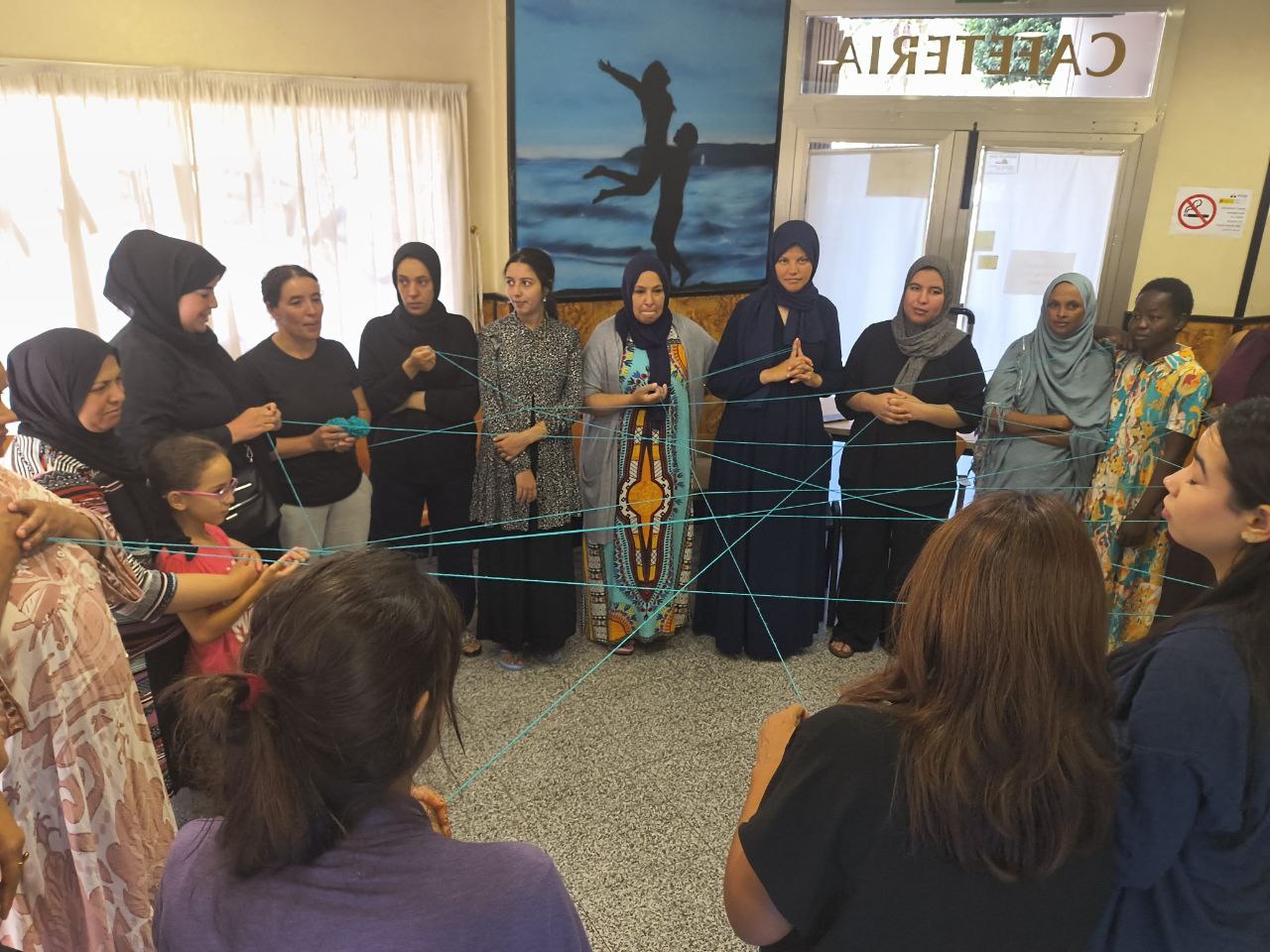 Mujeres que participan en el proyecto de Huellas Migrantes en una din&aacute;mica para el bienestar emocional.