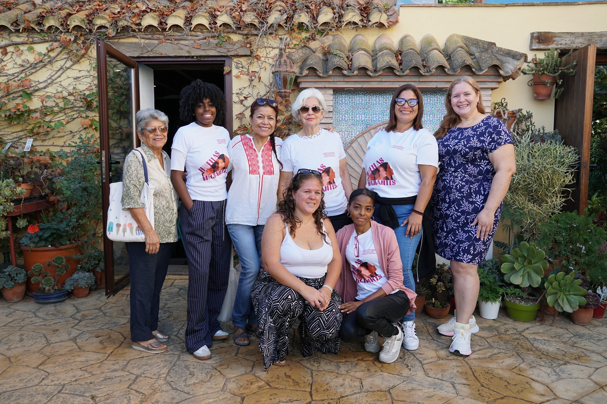 El grupo de mujeres integrantes de la asociaci&oacute;n Huellas Migrantes.