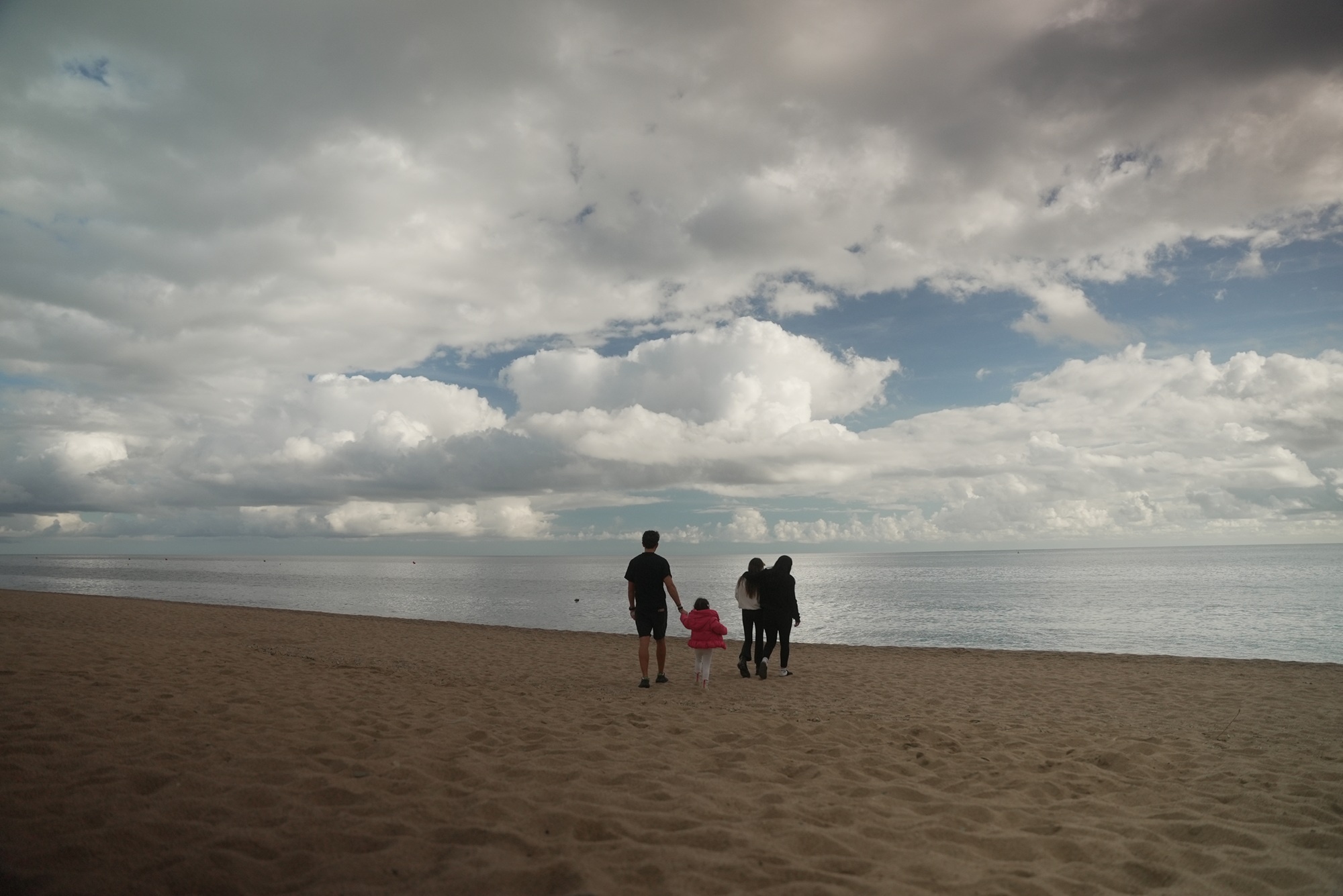 Raed, Lea, Lynn y Noura pasean por la playa en Calella, en Catalu&ntilde;a, adonde llegaron a trav&eacute;s del programa de reasentamiento de Espa&ntilde;a.