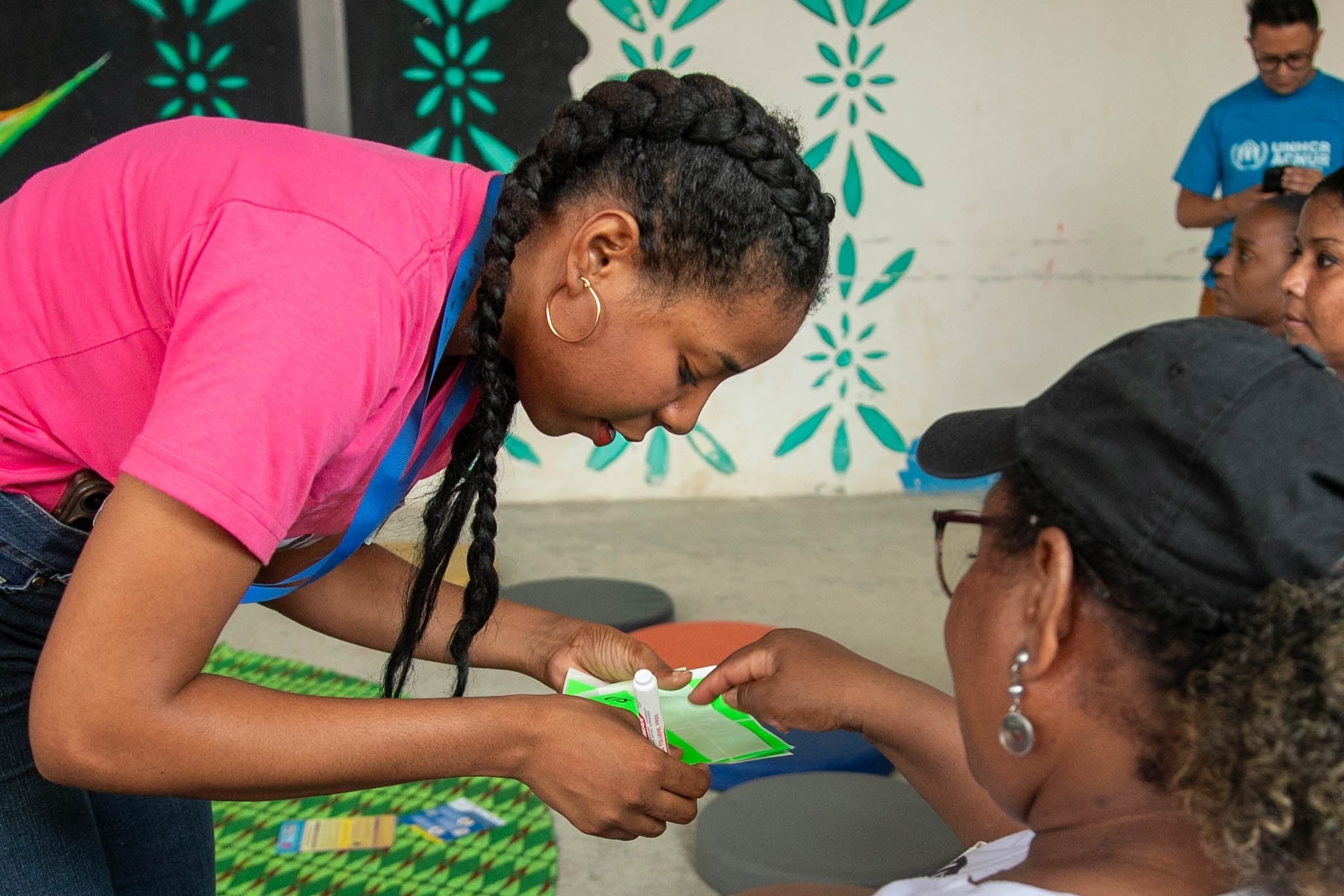 Un grupo de mujeres durante una actividad en un centro comunitario.