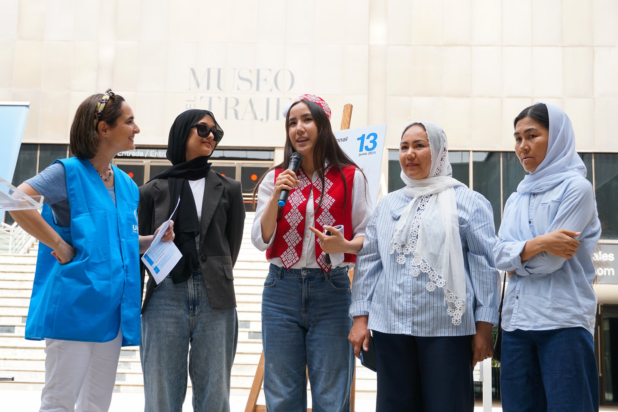 Narjes, refugiada iraqu&iacute; estudiante de Dise&ntilde;o de moda y Shahnaz, Saliha y Mahtab, refugiadas afganas creadoras del proyecto Zomorod Trends, de artesan&iacute;a afgana, durante la charla moderada por ACNUR.