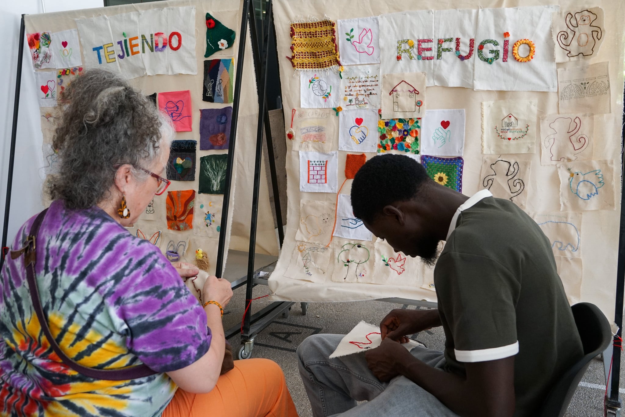 La pieza colectiva reuni&oacute; fragmentos elaboradoros por decenas de personas de asociaciones de artes textiles, refugiadas y p&uacute;blico del museo.