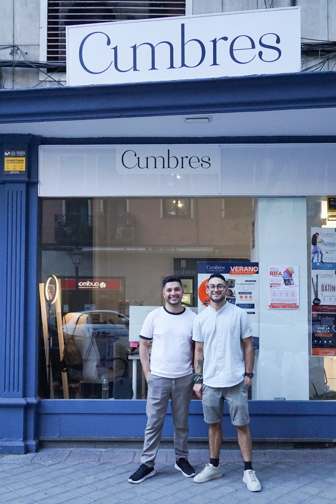 Mateo y Mat&iacute;as posan en la entrada de la Academia Cumbres, cuyo proyecto social, M&uacute;sica Sin Fronteras, emplea la m&uacute;sica como herramienta de integraci&oacute;n para personas en situaciones vulnerables.