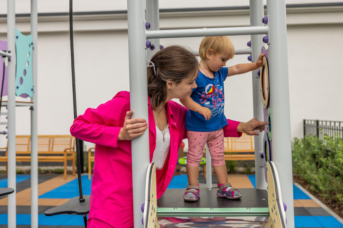Ella juega con su hija de un año, Zlata.