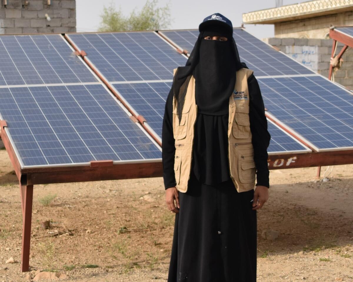 Yemen. Eman junto a su proyecto de sistema solar.