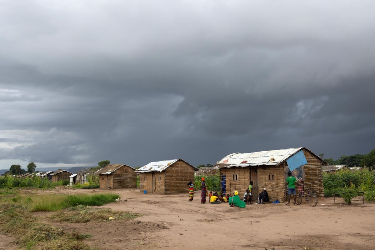 Casas en un terreno amplio. Cielo nublado.