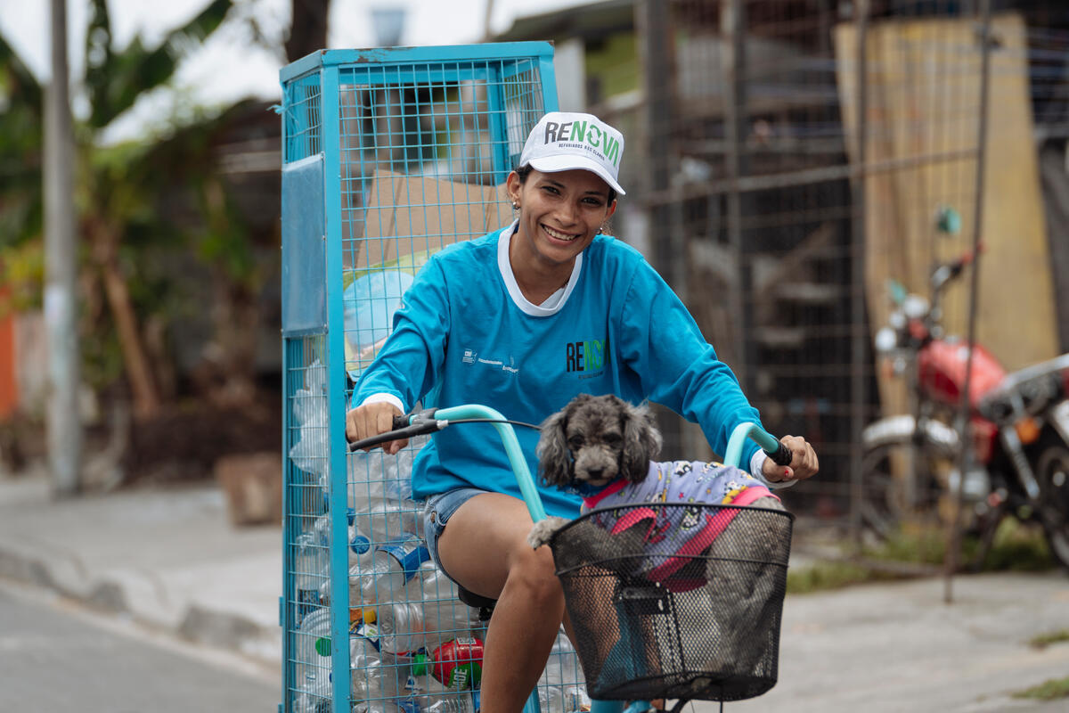 Yara en su triciclo acompañada por su perrita en la canasta de la bici.