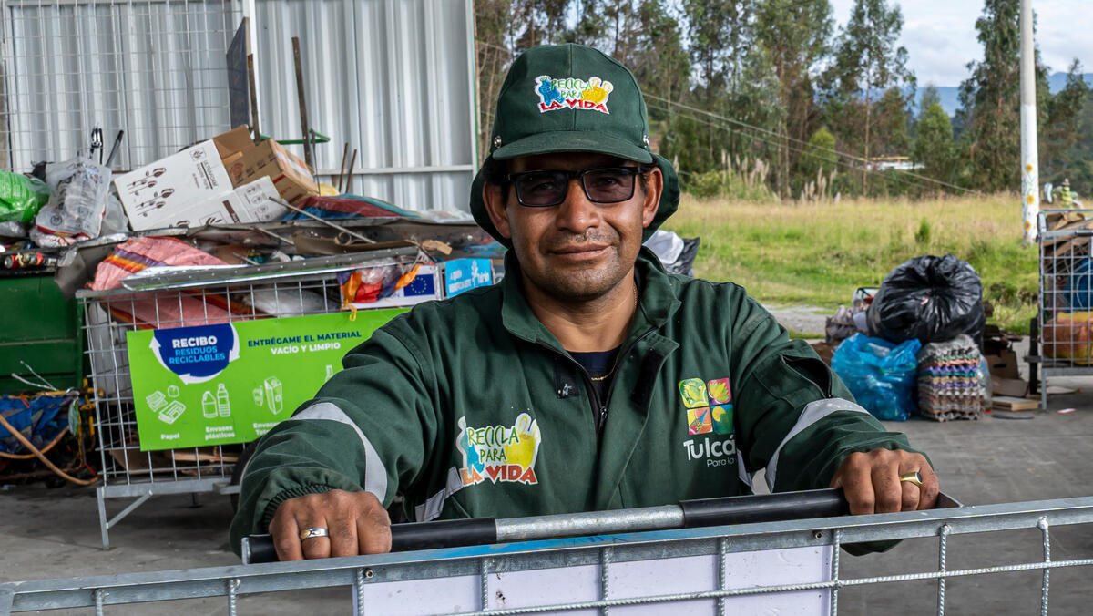 Galo Flores posa para una foto en un centro de acopio.
