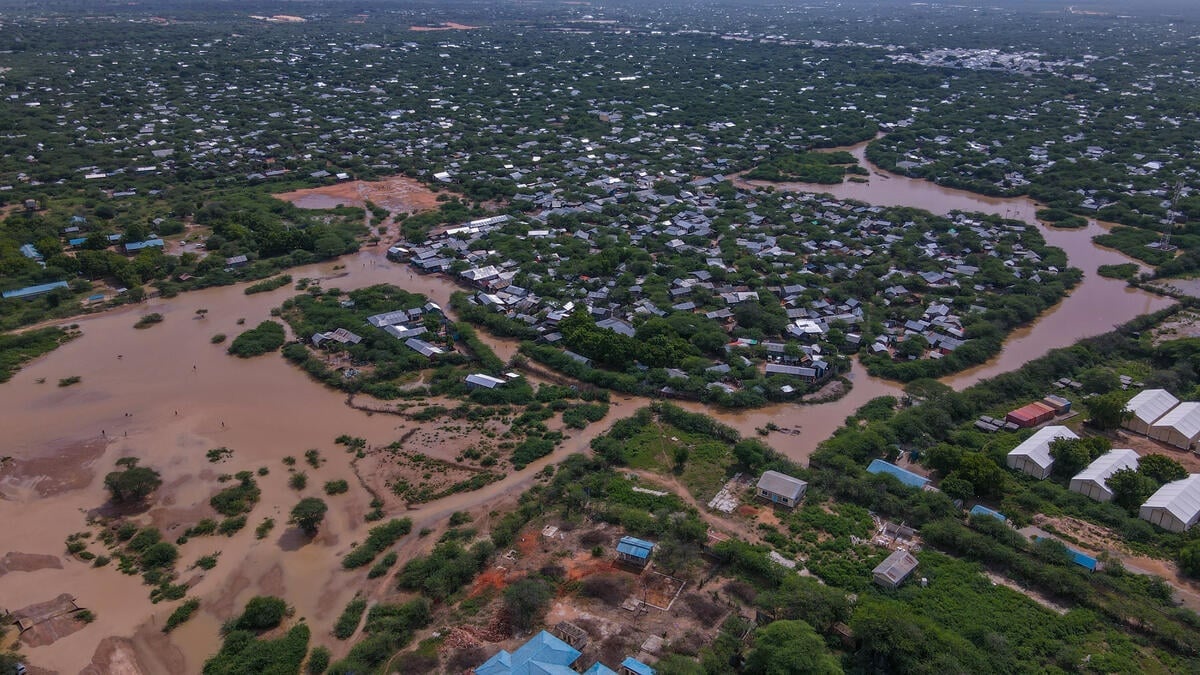 Vista aérea de las aguas que rodean los alojamientos de un asentamiento de refugiados