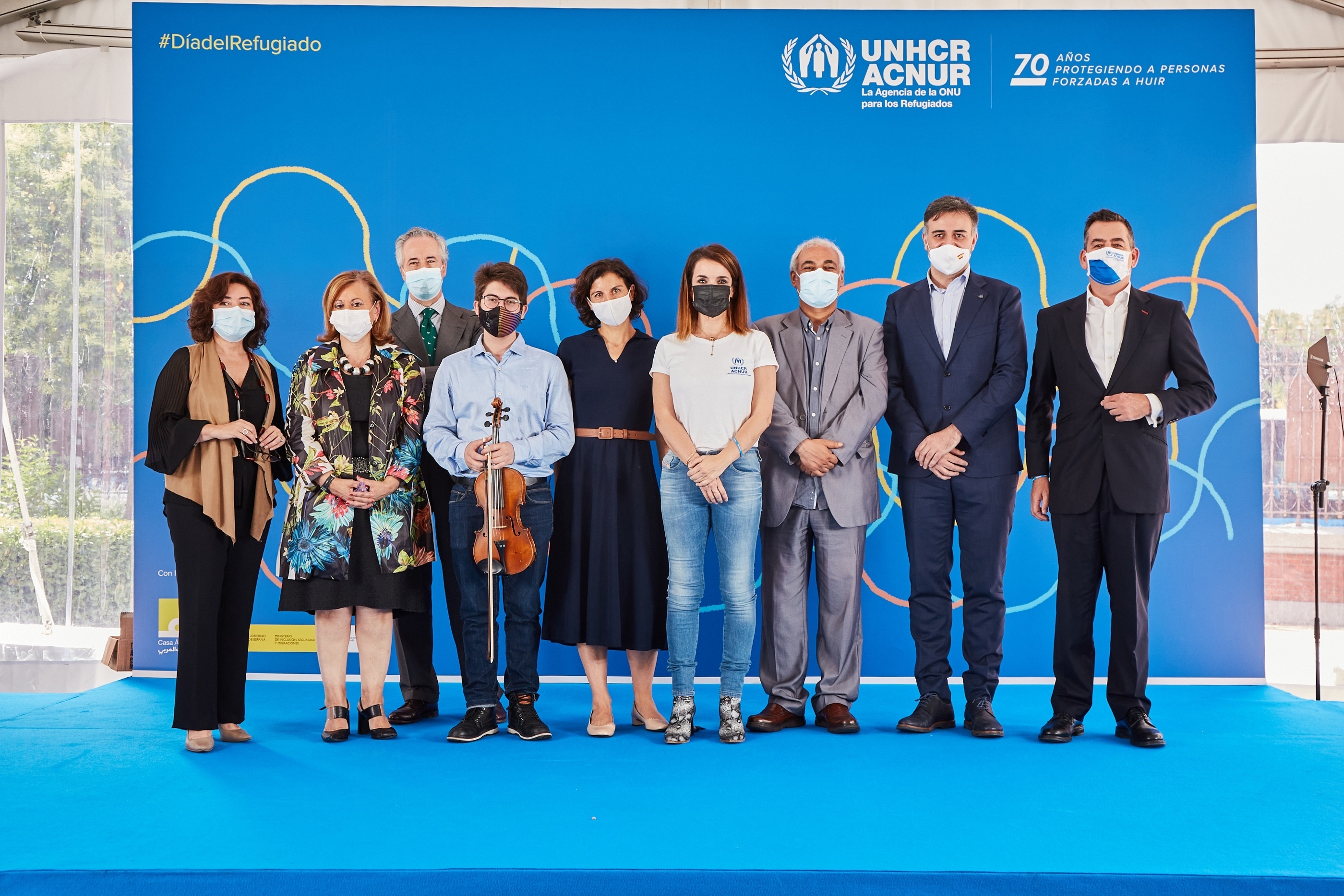 Foto de familia de todos los participantes tras el evento de ACNUR por el D&iacute;a Mundial del Refugiado 2021 desde Casa &Aacute;rabe Madrid 